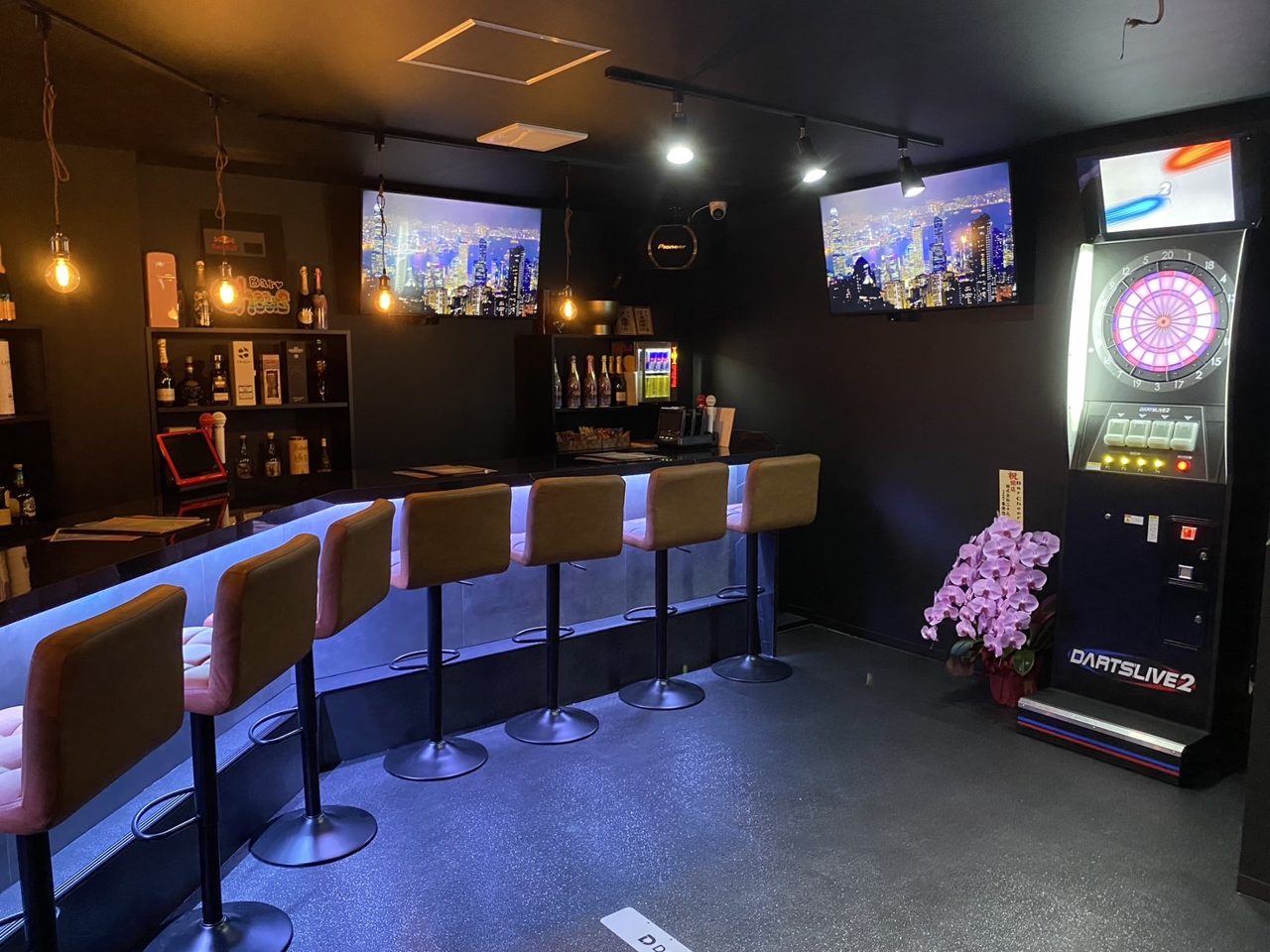 Bar Cheers カウンターとモニター